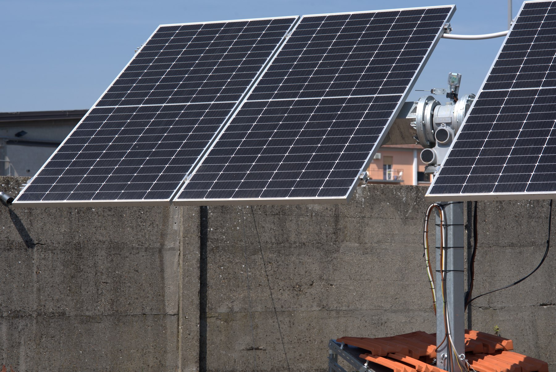 Dual-axis photovoltaic tracker developed by SystemItalia